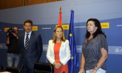 Fomento001 Carmen Librero (derecha) ha sido la encargada de hacer la primera presentación, seguida por la ministra Ana Pastor, sobre las inspecciones que realiza AESA sobre aerolíneas extranjeras.