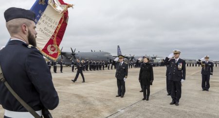 Ceremonia de bienvenida del primer C-130J del Ejército del Aire francés en la base de Orleans prsidida por la ministra de Defensa Florence Parly .