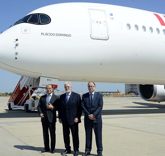 Antonio Vázquez,,presidente de IAG (izquierda) y Luis Gallego, presidente de Iberia, escoltan a Plácido Domingo frente al A350 con su nombre.