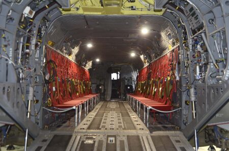 Cabna del CH-47F con asientos para 18 ocupantes ysu nuevo suelo con rodillos.