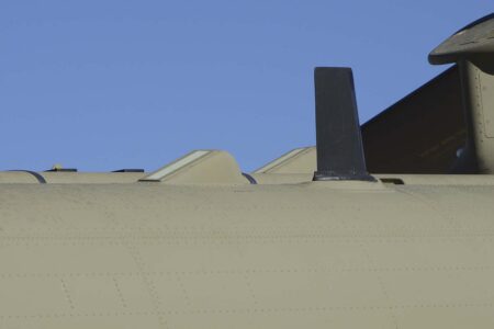 Los triángulos en el techo incorporan parte de las bandas de formación para el vuelo nocturno con gafas de visión nocturna.
