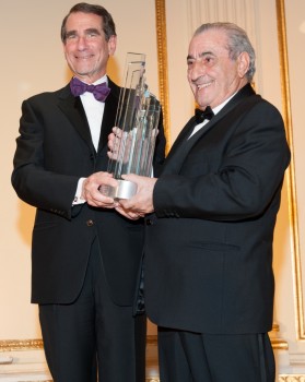 Alan D. Solomont, presidente de la Cámara de Comercio España-Estados Unidos entrega el premio a Juan José Hidalgo.