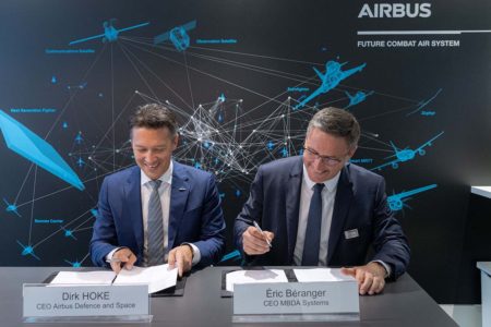Hoke y Beranger en la firma del acuerdo entre Airbus y MBDA.