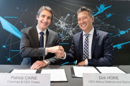 Hoke y Caine en la firma del acuerdo entre Airbus y Thales.