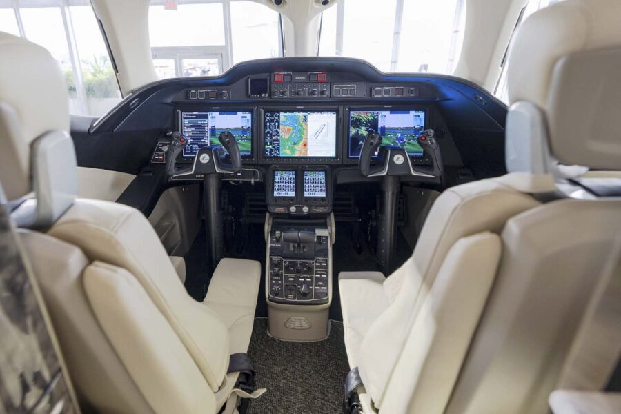 Cockpit del Hondajet Elite II con aviónica Garmin G3000.