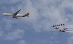 Iberia 90 Aniversario formacion Aguila Iberia Aguila y el A330 de Iberia.
