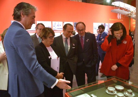 El ministro de fomento acompañado por (de izquierda a derecha) Inés Sabanés, Antonio Vázquez, Luis Gallego y Carmen Librero inauguró la exposición de los 90 años de Iberia.