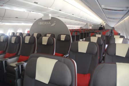 Asientos de turista premium (en primer plano) y turista en los A350 de Iberia.