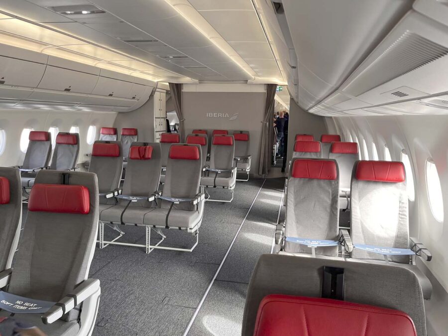 Los nuevos A350 han llegado sin clase business por retrasos del fabricante de los asientos, y se han instalado estos, no comercializables, para señalar pasillos y zonas de evacuación a requerimiento de AESA.
