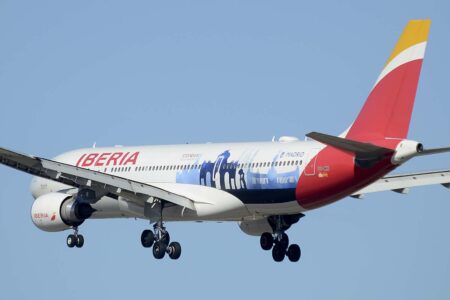 Iberia tiene previsto operar el vuelo inaugural a Washington con el A330 que luce la publicidad de Madrid.