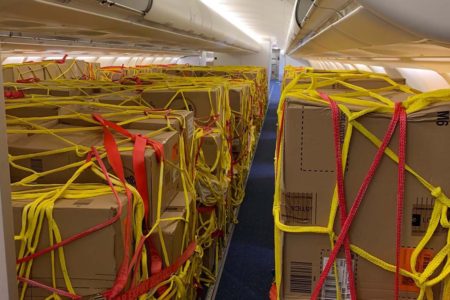 Carga sanitaria transportada en aviones de Iberia desde China.