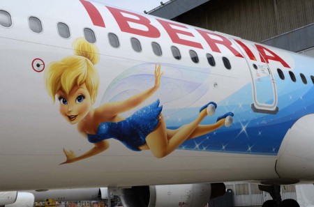 Campanilla preside la parte delantera del lateral izquierdo del Airbus A321 de Iberia dedicado a Disney.