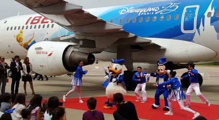 Mickey, Minnie y Donald han estado en la fiesta infantil de Iberia y Disney haciendo las delicias de los asistentes.