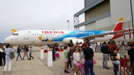 Un centenar de niños han asistido a la fiesta de Iberia y Disney en La Muñoza.