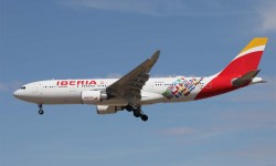 Iberia EC-MKI 70 Latinoamerica El Airbus A330-200 EC-MKI con las banderas de los países Latinoamerica a los que vuela Iberia y de algunos de sus socios en el programa de viajeros frecuentes Iberia Plus y proveedores (Foto: Javier Sánchez)