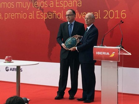 Ignacio Buqueras entrega el premio Español Universal a Luis Gallego.