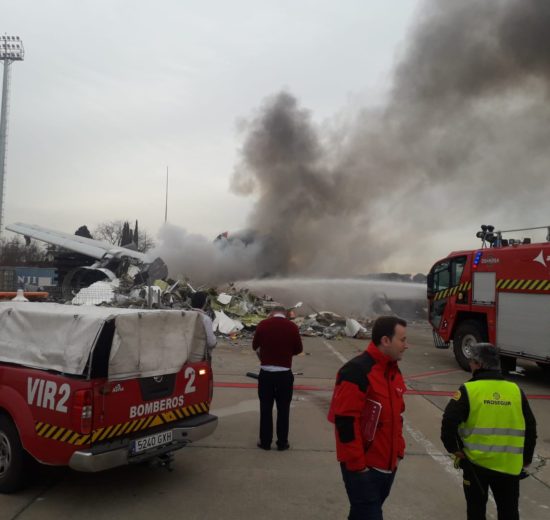 Un momento del incendio del Airbus A340 EC¨GJT durante su desguace en Madrid.