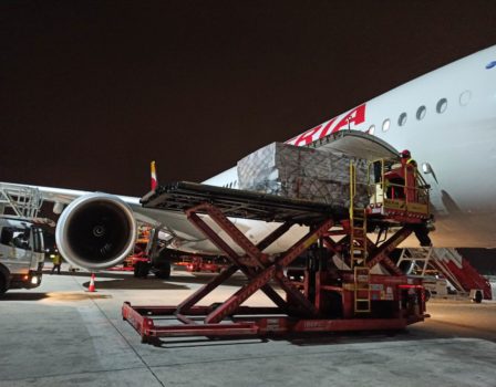 Descarga en Madrid  de ayuda médica transportada en un A350 de Iberia.