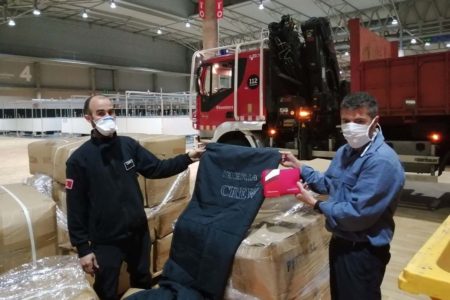 Donación de materiales por parte de Iberia para el hospital que se organizó en IFEMA, entre otros.