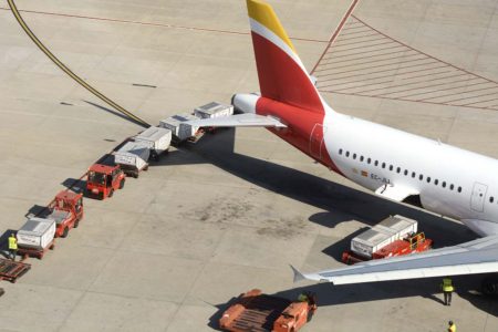 Iberia acusa a los sindicatos que negocian el nuevo convenioo colectivo de su personal de tierra de buscar acuerdos aeropuerto por aeropuerto.