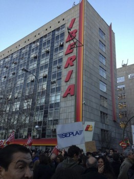 manifestación frente a la sede de Iberia