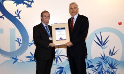Iberia_IATA Entrega del certificado Gold Fast Travel Award de IATA a Manuel López Colmenarejo, director de Asuntos Corporativos de Iberia, por parte de Tony Tiler, dorector general de IATA.