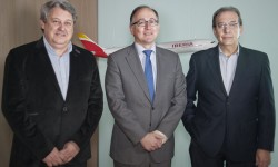 Iberia_tierra1 Francisco Rodríguez, secretario federal del sector aéreo de UGT; Luis Gallego, Presidente Ejecutivo de Iberia y José Antonio Herráiz, secretario general del sector aéreo de CCOO.