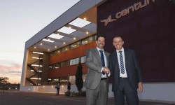 Igor-Amantegui-y-José-Javie Igor Amantegui y Javier Chamorro, fundadores de Centum, delante de la sede de la empresa en Getafe