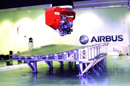 Maquina de encintado de fibra de carbono en la factoría de Airbus en Illescas.