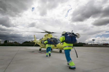 Un equipo sanitario se dirige a abordar un helicóptero de Inaer.