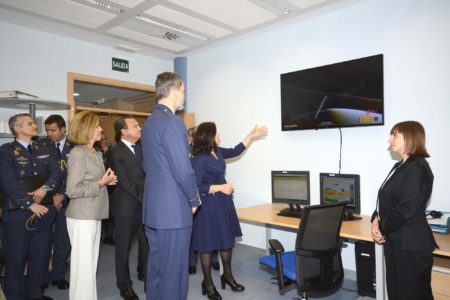 En la visita al centro de control del satélite Paz, el Rey ha podido ver también las primeras imágenes captadas por el radar del satélite español Paz.