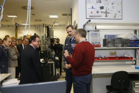 SM el Rey se ha realizado numerosas preguntas al personal de INTA durante su visita a las instalaciones.