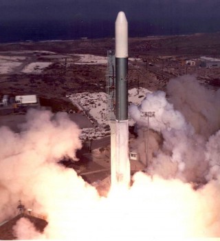 Lanzamiento del cohete Delta con el Intasat a bordo.