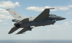 Iraq_F16_1601 Estados Unidos ha rearmado a la Fuerza Aérea de Iraq en los últimos años, aunque el F-16 es el único avión de combate "vendido" hasta ahora.