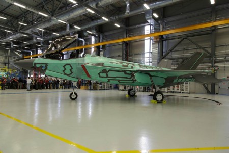 El primer F-35A fabricado en Italia una vez completados los trabajos de montaje en Cameri.