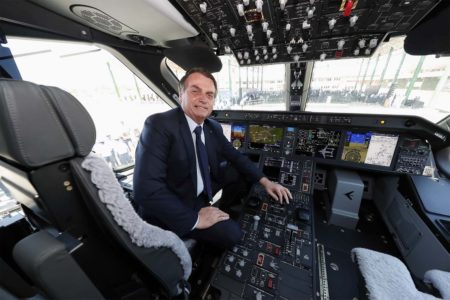 El presidente brasileño Jair Bolsonaro en el cockpit del primer C-390 de la Fuerza Aérea brasileña el día de su entrega.