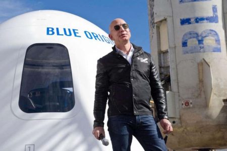 Jeff Bezos junto a la càsula New Shepard.