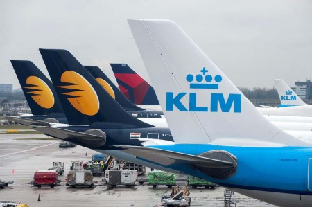 Los tres Airbus A330 de Jet Airways que cubren las rutas a Delhi, Bombay y Toronto, estacionados en el aeropuerto de Amsterdam.