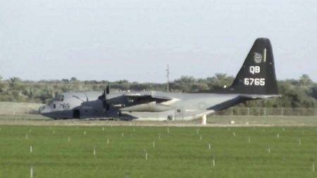 El KC-130J posado sobre su panza en un campo de zanahorias cerca del aeropuerto Jacqueline Cochran en la localidad de Therma.