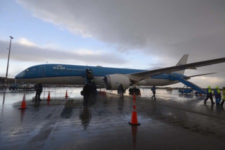 Embarque bajo las últimas gotas de lluvia en Amsterdam en el nuevo Boeing 787 de KLM.