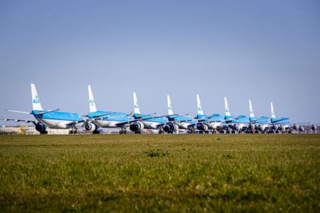 Aviones de  KLM parados en el aeropuerto de Amsterdam.