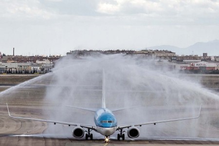 Recibimiento con un arco de agua al primer Boeing 737 de KLM en Valencia.