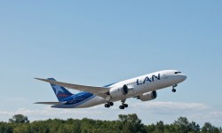 LAN line 68 787 LAN está entre las siete aerolíneas que han recibido el primero de sus Boeing 787 en 2012.