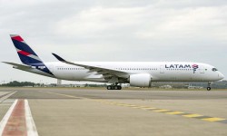 LATAM Airbus A350-900 De los seis A350 que Latam tiene en servicio, tres lucen los colores de TAM y tres los de Latam.