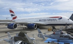 LBGA380 El primer Airbus A380 de British Airways estará sólo los primeros días de la feria.