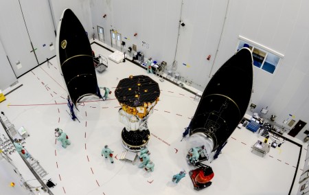 El LISA Pathfinder listo para ser encapsulado en la cofia del lanzador Vega.