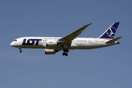 El Boeing 787 de LOT que operará para Air Europa llegando a Madrid.