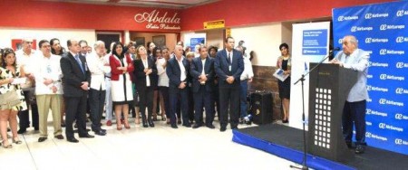Ceremonia con diversas autoridades cubanas en el aeropuerto José Martí de La Habana.