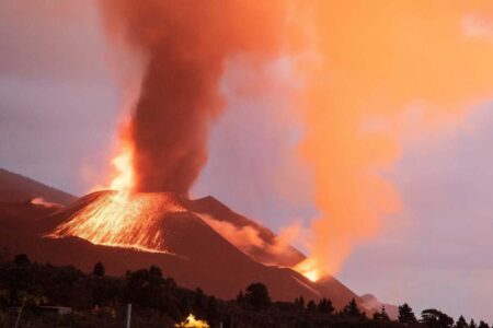 Pese al volcán de La palma, en Canarias ha habido días en que se han gestionado más vuelos que en 2019.