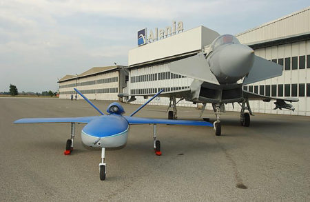 Uno de los posibles usos del Sky-X evaluados por Alenia (hoy Leonardo) fue el dron de acompañamiento a aviones de combate tripulados.